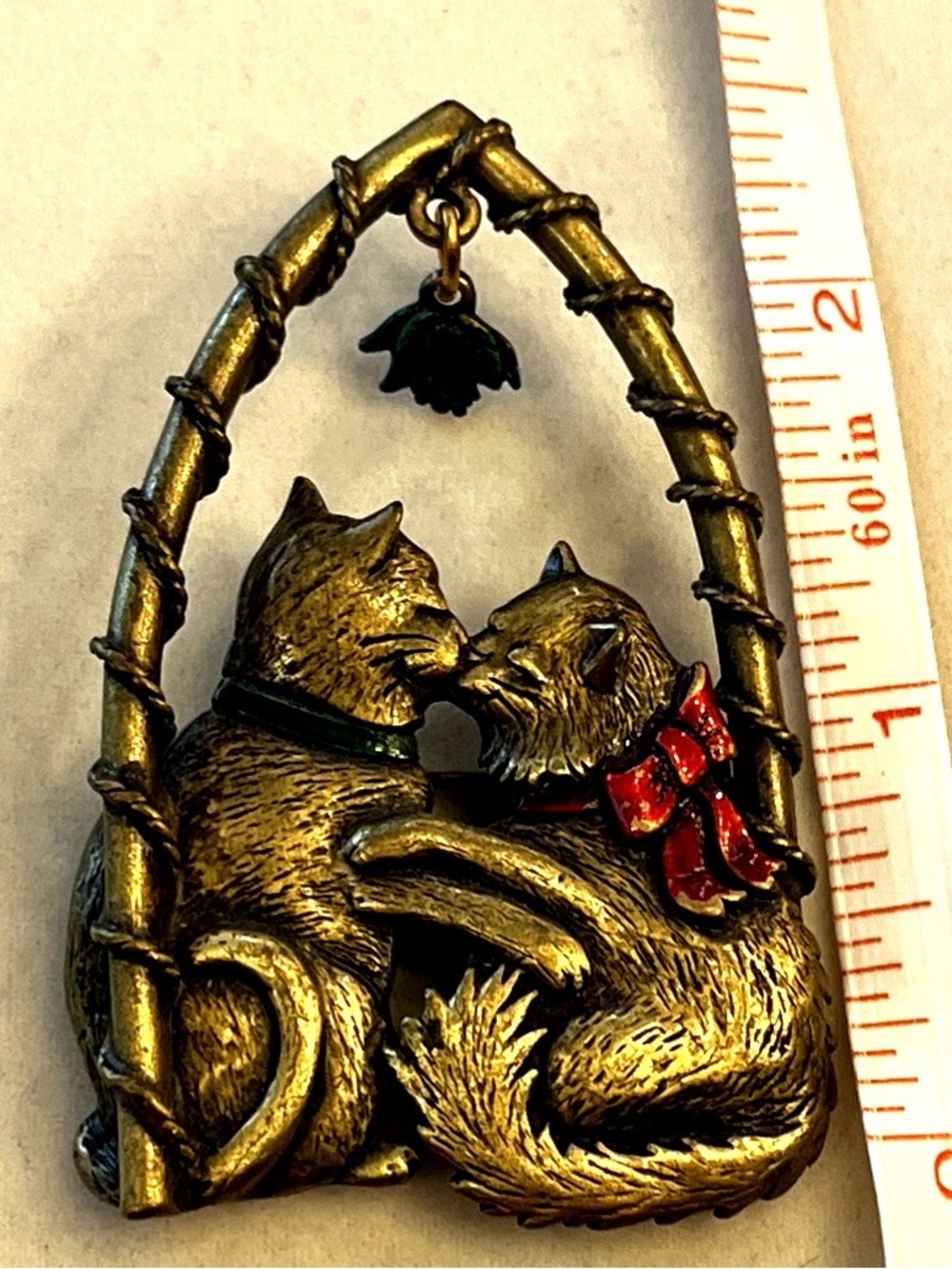 Gold-Tone JJ Jonette Signed Cat Duo Brooch wi/ Red Bow & Green Accents-Like New - Picture 5 of 6